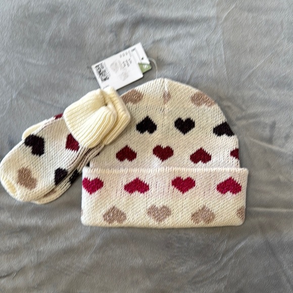 NWT Girls 4T-6X  Hat and Mittens Set‎ Beige Color With Hearts Warm Cute Gift - Picture 1 of 7